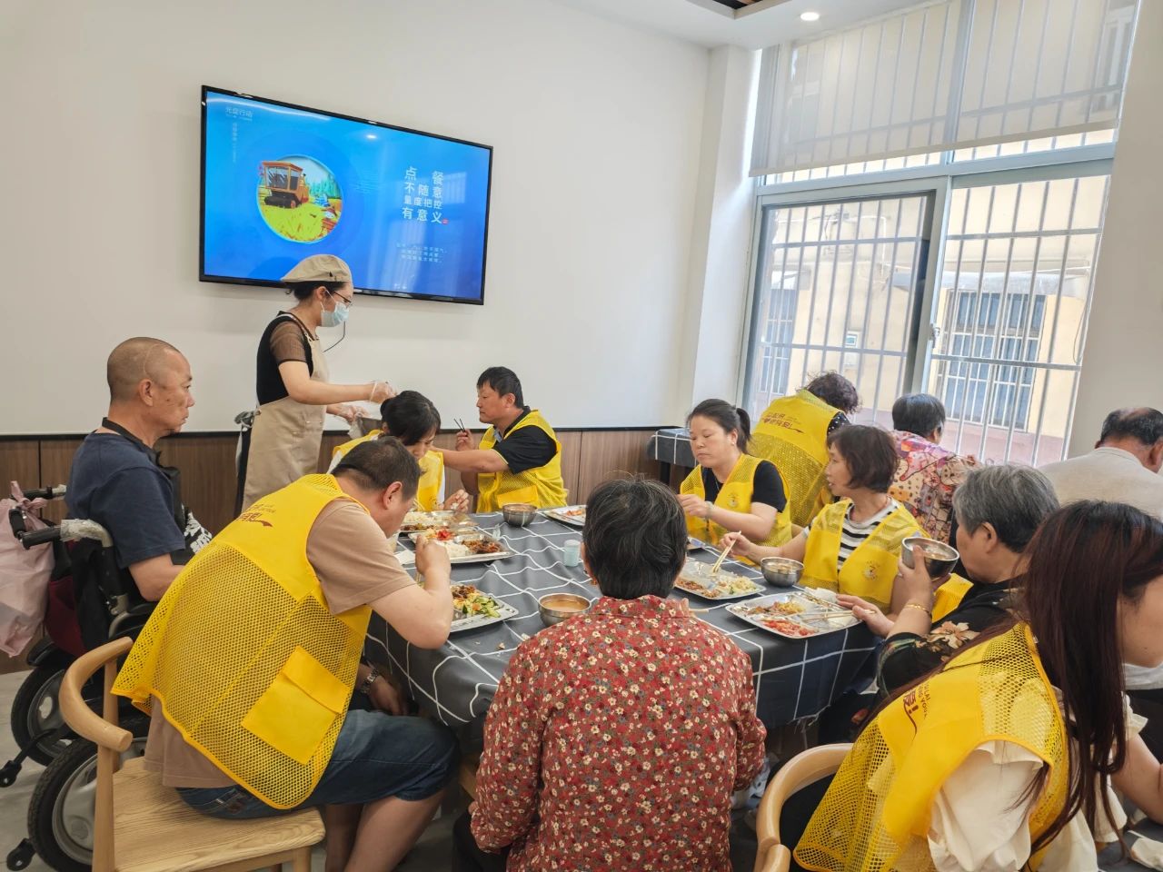 图为连云港江化幸福里残疾人之家-午餐